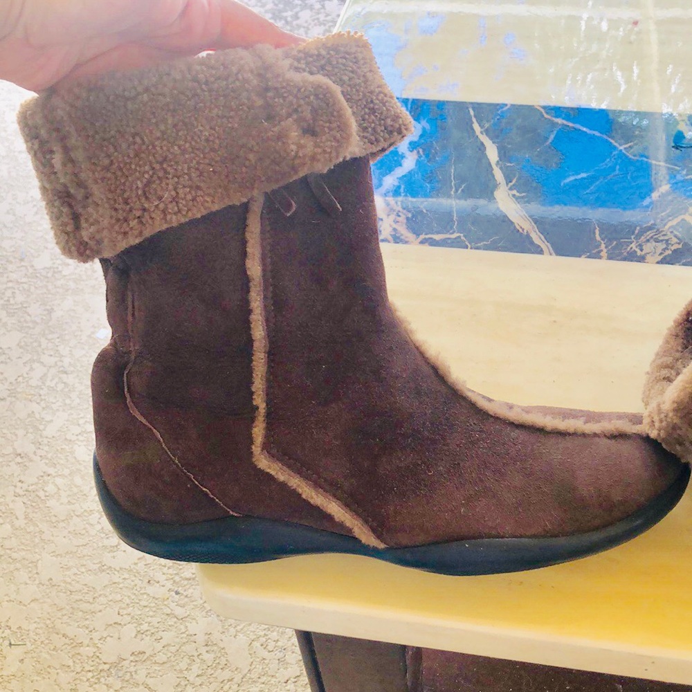 Gorgeous PRADA Suede and shearling boots - Picture 2 of 8